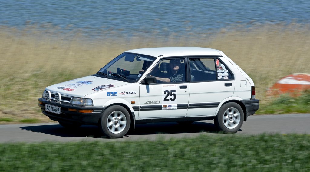 Deltagerne runder mange listige og smukke steder i Danmark. Her er Lars Palle og Herluf Bjerg (Varde/Lemvig) på ruten i deres Subaru Justy GL